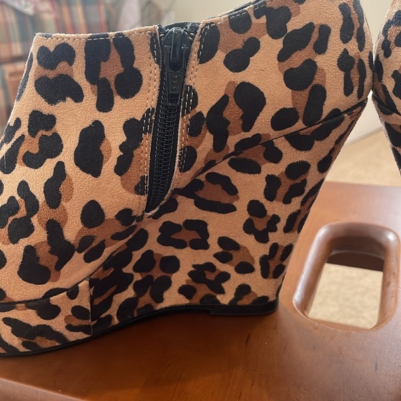NWOT Massimo leopard print stacked heels with side zipper. Size 7 1/2. - Picture 6 of 8